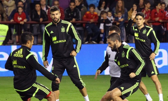 Pique-entreno-espana-2015-logrono-efe.jpg
