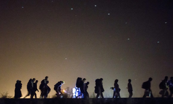 Refugiados-contraluz-noche-2015-efe.jpg