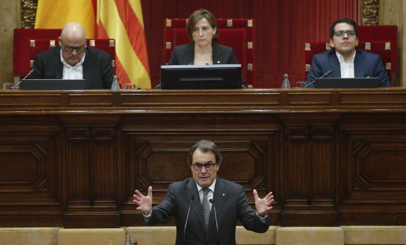 mas-manos-parlament-efe.jpg