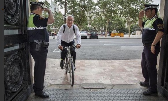 El nuevo alcalde de Valencia Joan Ribó llega al Ayuntamiento en bicicleta