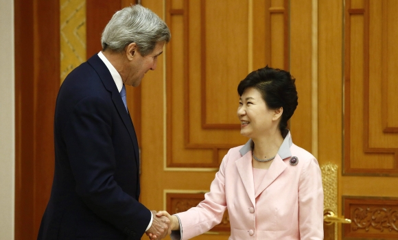 kerry-park-geun-hye-2015-efe.jpg