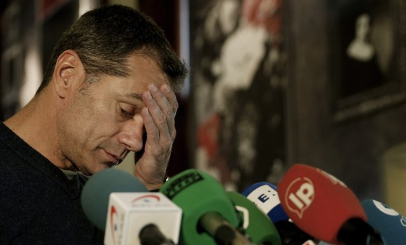 ToniCanto-renuncia-acta-7abril2015EFE.jpg