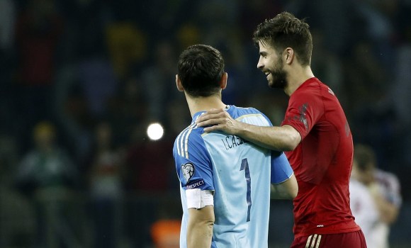 Casillas-Pique-charla-Bielorrusia-2015-efe.jpg