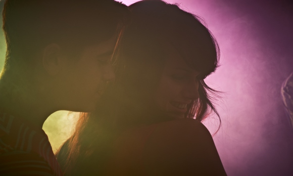 discoteca-pareja-jovenes-getty.jpg