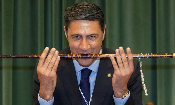 Albiol muestra el tuit de un concejal de la CUP en el que se le caracteriza como Hitler