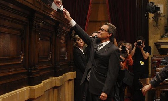mas-vota-parlament-efe.jpg