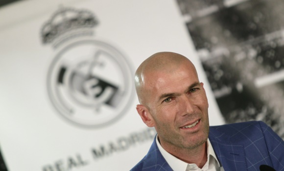 Zidane-RP-escudo-fondo-2015-efe.jpg