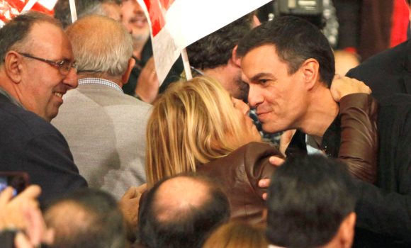 pedrosanchez-beso-mujer-efe.jpg
