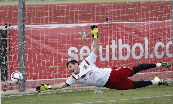 Casillas-parada-entreno-espana-2015-efe.jpg