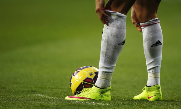 CR7-prepara-falta-botas-2015-reuters.jpg
