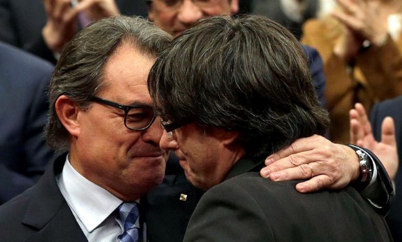 mas-abrazo-puigdemont-efe.jpg