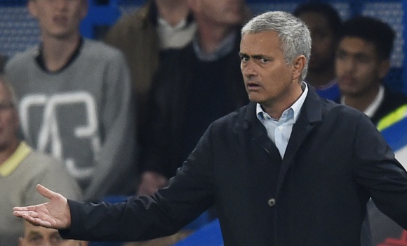 Mourinho-brazos-abiertos-chelsea-2015-reuters.jpg