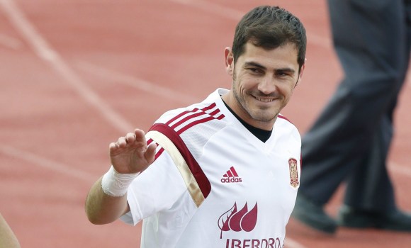 Casillas-saluda-Espana-2015-efe.jpg