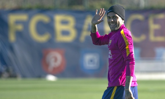 dani-alves-saluda-entreno-efe.jpg