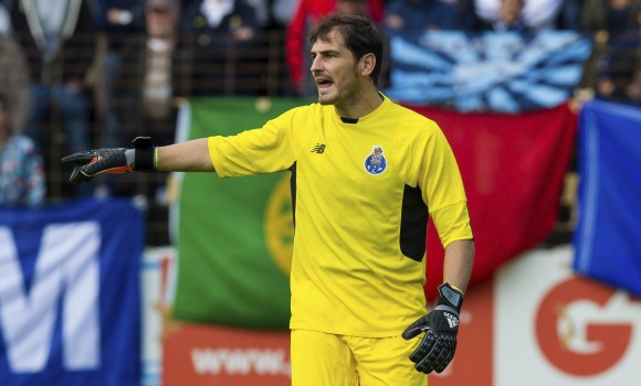 Casillas-senala-amistoso-reuters-2015.jpg