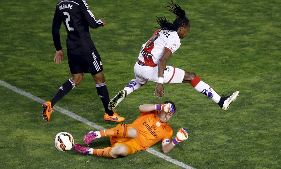 casillas-despeja-manucho-reuters.jpg