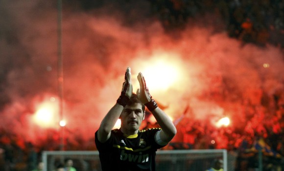 Casillas-aplauso-2013-bengalas-reuters.jpg