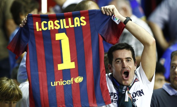 Casillas-camiseta-barcelona-2013-efe.jpg