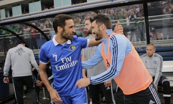 Raul-saluda-Villa-Cosmos-NewYork-City-2015-efe.jpg