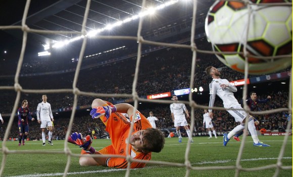 Casillas-mira-balon-Clasico-gol-2015-reuters.jpg