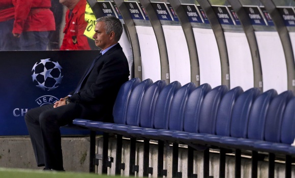 Mourinho-solo-banquillo-chelsea-2015-efe.jpg