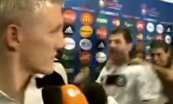 schweinsteiger-conga.jpg