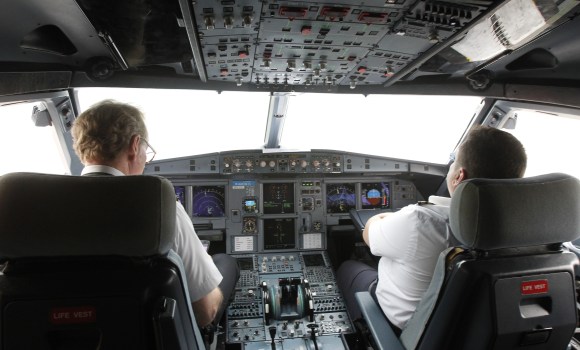 avion-pilotos-cabina-reuters.jpg