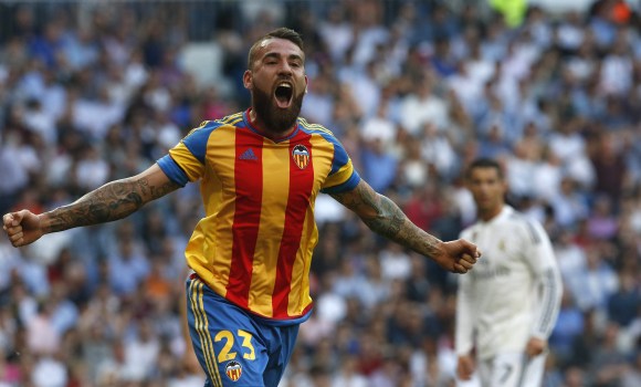 Otamendi-celebra-valencia-Bernabeu-efe-2015.jpg