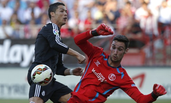 Sergio-Rico-CR7-Reuters-2015.jpg