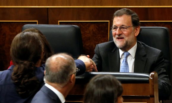 rajoy-pabloiglesias-saludo-congreso-efe.jpg