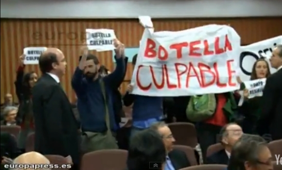 Botella-escrache9marzo-pantallazoEP.jpg