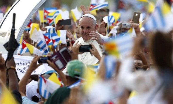 papa-francisco-banderas-cuba-efe.jpg