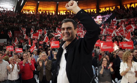 pedrosanchez-puno-valencia-efe.jpg
