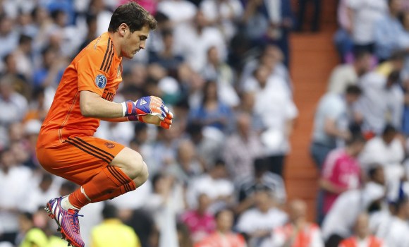 Casillas-salta-Bernabeu-2015-efe.jpg