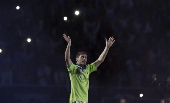 Casillas-saluda-2014-efe-bernabeu.jpg