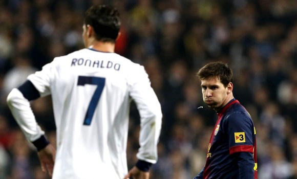 Messi-escupe-Cristiano-Ronaldo-2013-efe.jpg