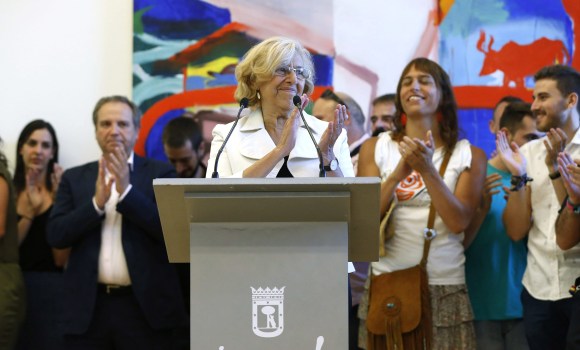 Carmena-aplaude-atril-2015-efe.jpg