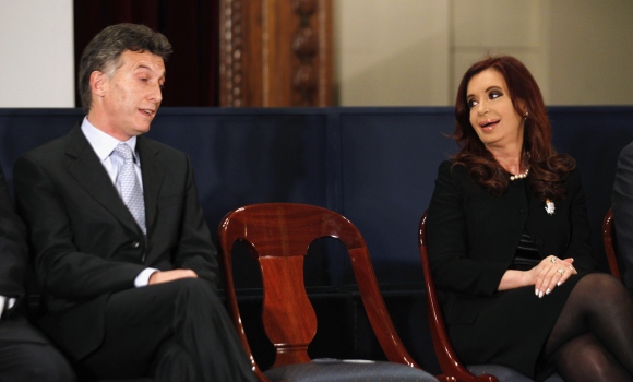 macri-kirchner-retuers-silla.jpg