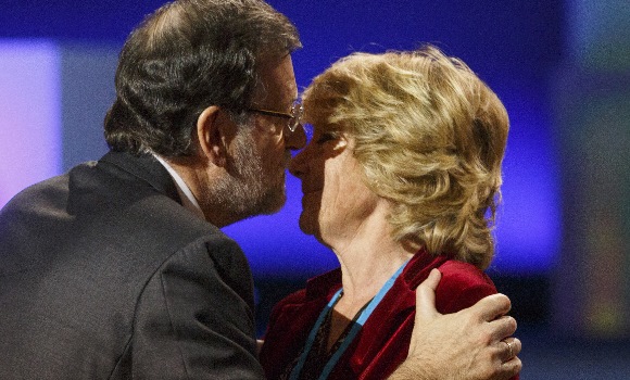 rajoy-saluda-aguirre-reuters.jpg