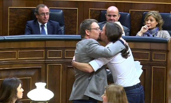 Domenech-Iglesias-beso-2marzo2016-EFE.jpg