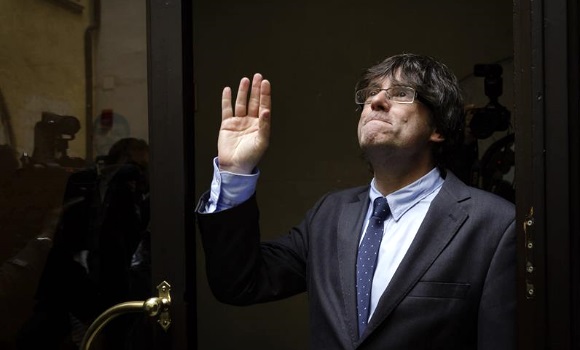 puigdemont-saluda-efe.jpg