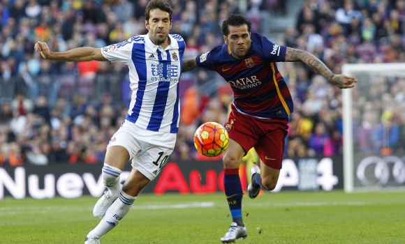 Alves-Pugna-Xabi-Prieto-2015-efe.jpg
