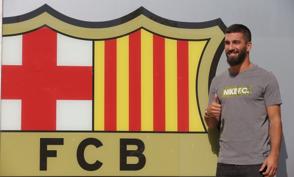 Arda-Turan-posa-escudo-FCB-efe.jpg
