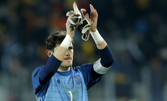Casillas-saludos-aficionados-2016-efe.jpg