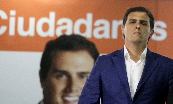 Rivera asegura que el PP se ha quitado porquería con las salidas de Figar y Victoria