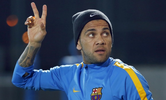 Alves-saluda-2016-efe-entrenamiento.jpg