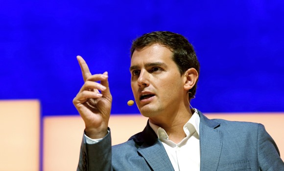 Albert-Rivera-senala-micro-2015-efe.jpg