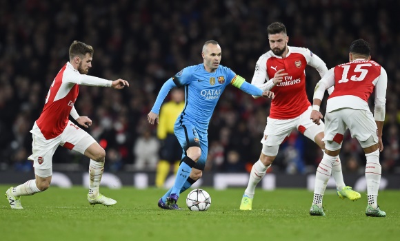 Iniesta-rodeado-Arsenal-2016-reuters.jpg