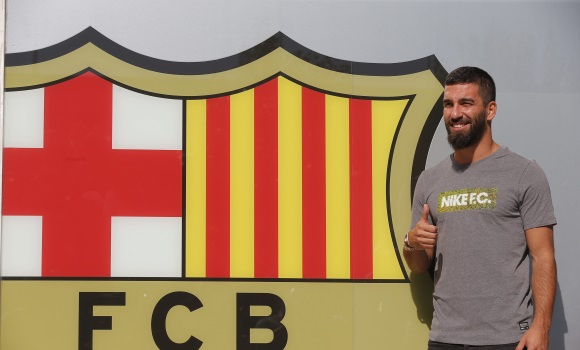 arda-posa-escudo-barcelona-efe.jpg