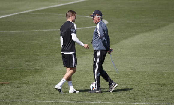 kroos-ancelotti-entreno-reuters.jpg